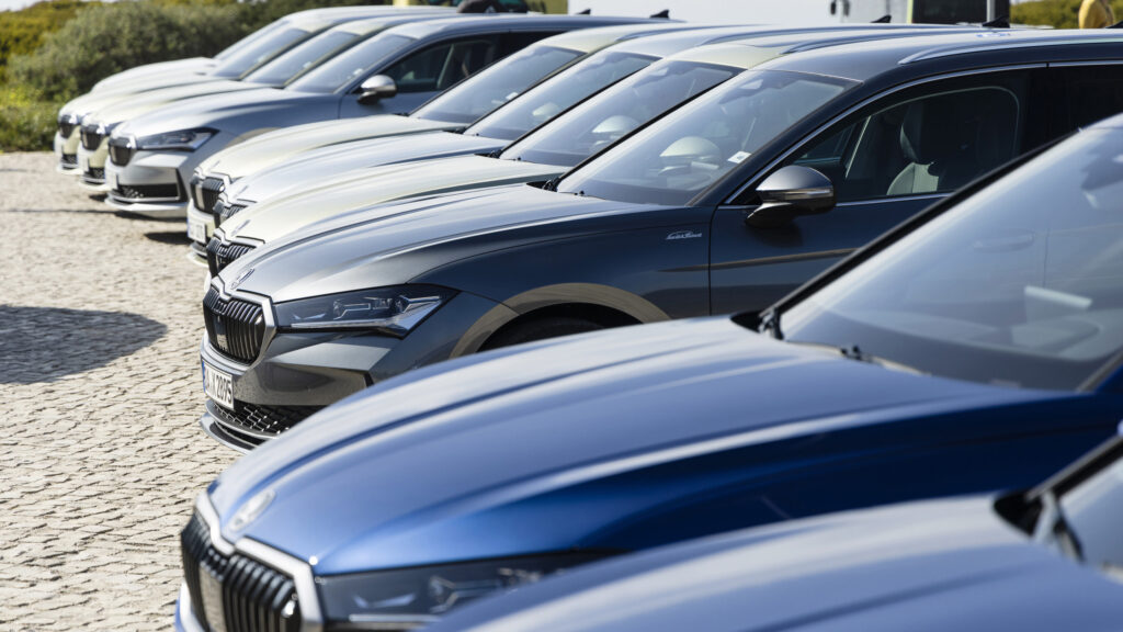 En rad Audi-bilar parkerade i en parkeringsplats. (AI text)