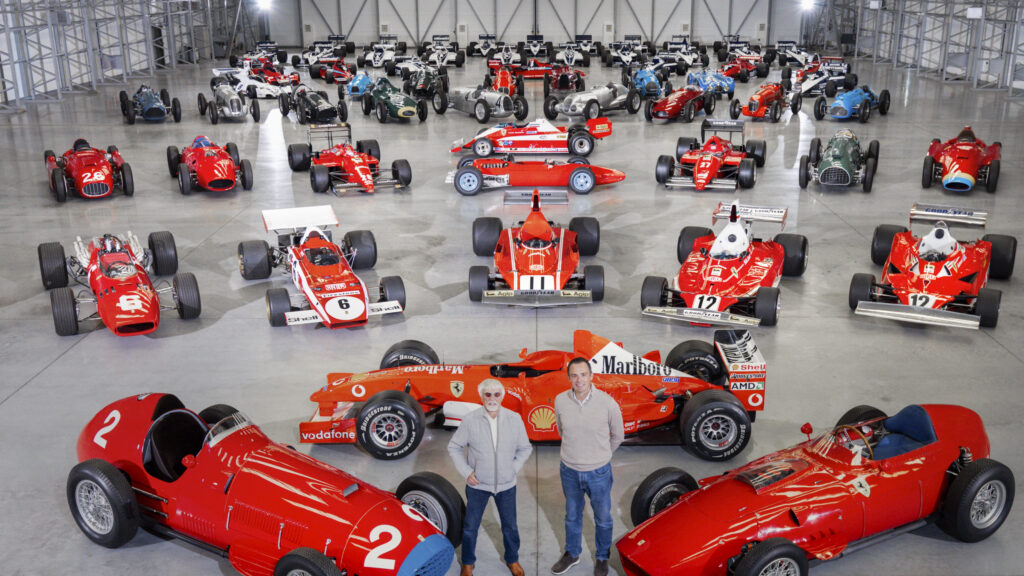 Bernie Ecclestone och om Hartley Jnr framför bilsamlingen som snart ska säljas på auktion.