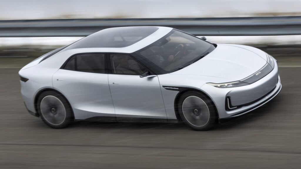 Nevs Emily Gt kör ovalbana.