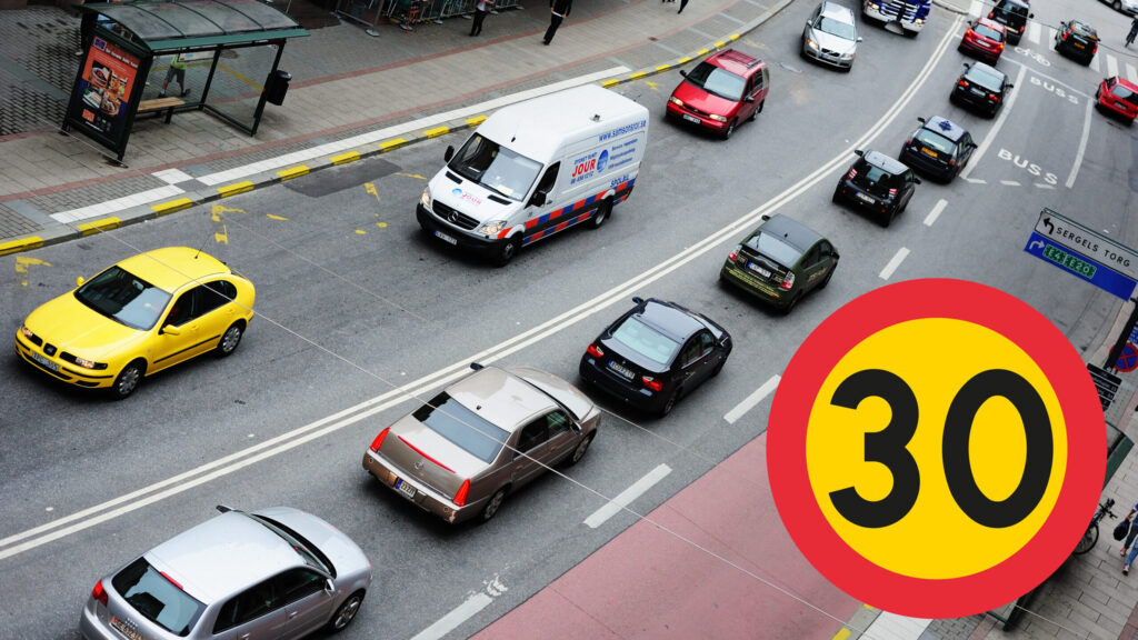 Kungsgatan i Stockholm ovanifrån med tät trafik.