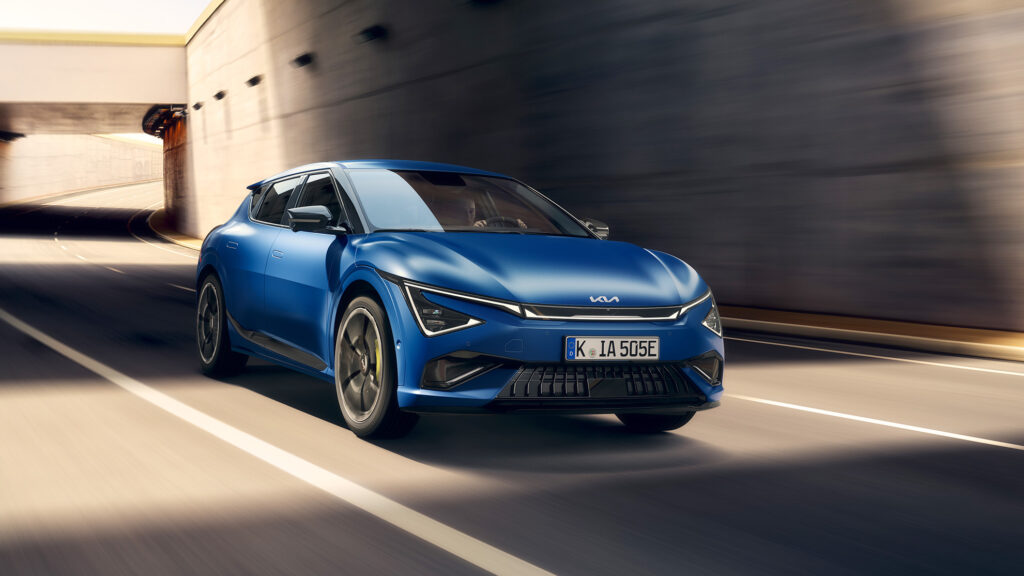 Blå Kia EV6 GT framifrån körandes på väg.