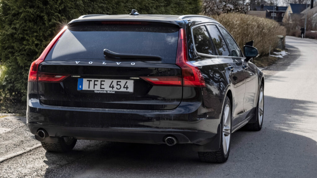 Svart Volvo V90 med synliga avgaspipor.