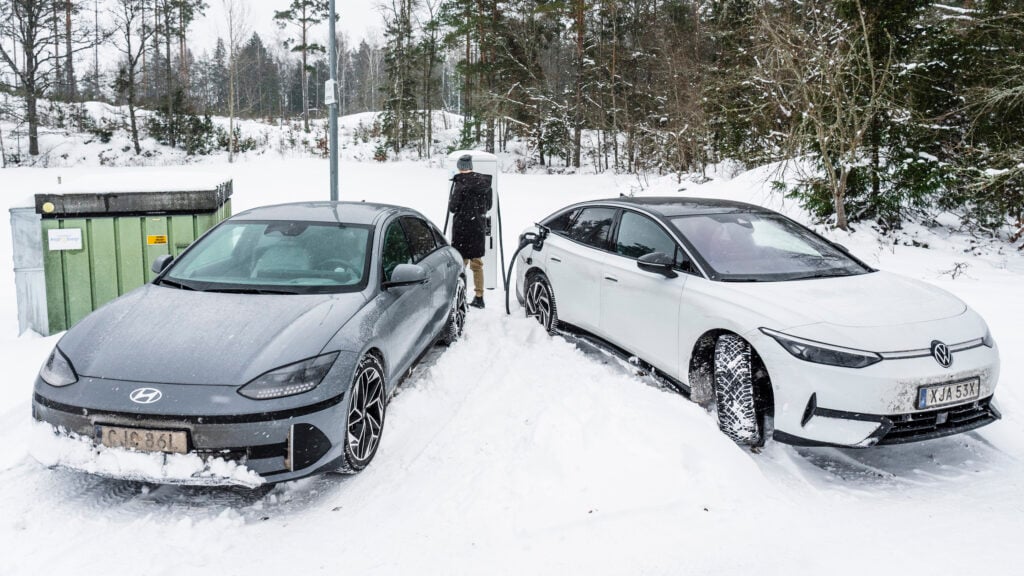 Hyundai ioniq 6 och Volkswagen ID.7 Pro laddar på vintern.