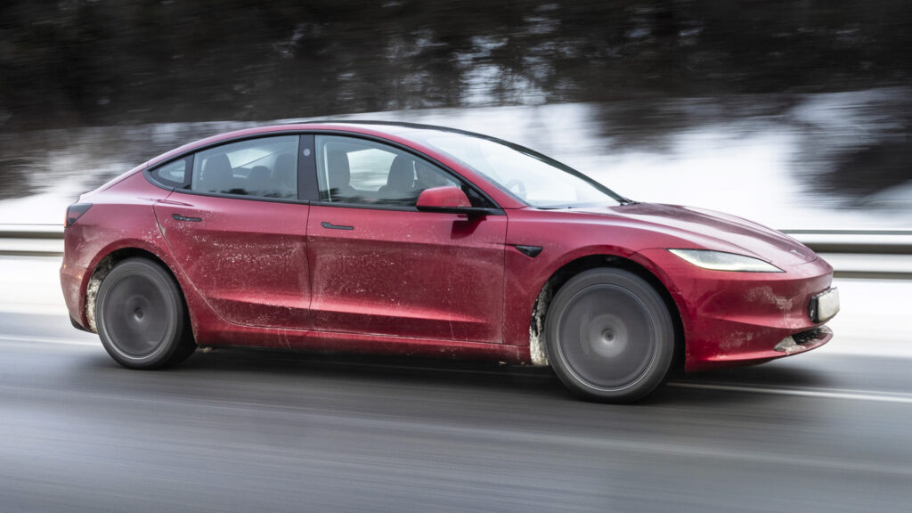Tesla Model 3 på vinterväg.
