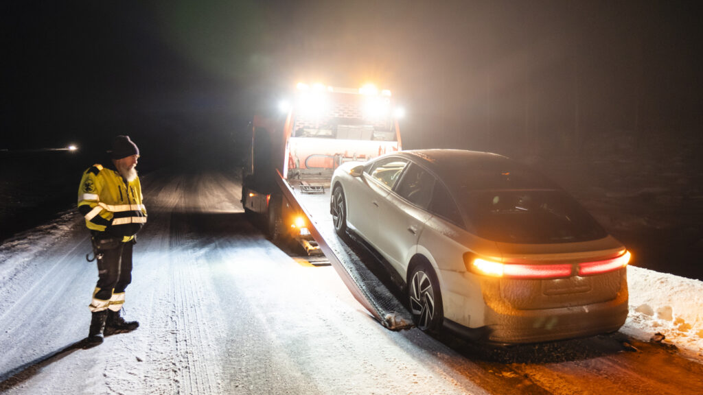 Volkswagen ID.7 med punktering bärgas.