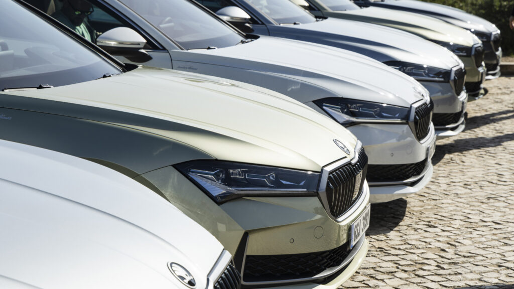 Rad med Skoda Superb laddhybrid.