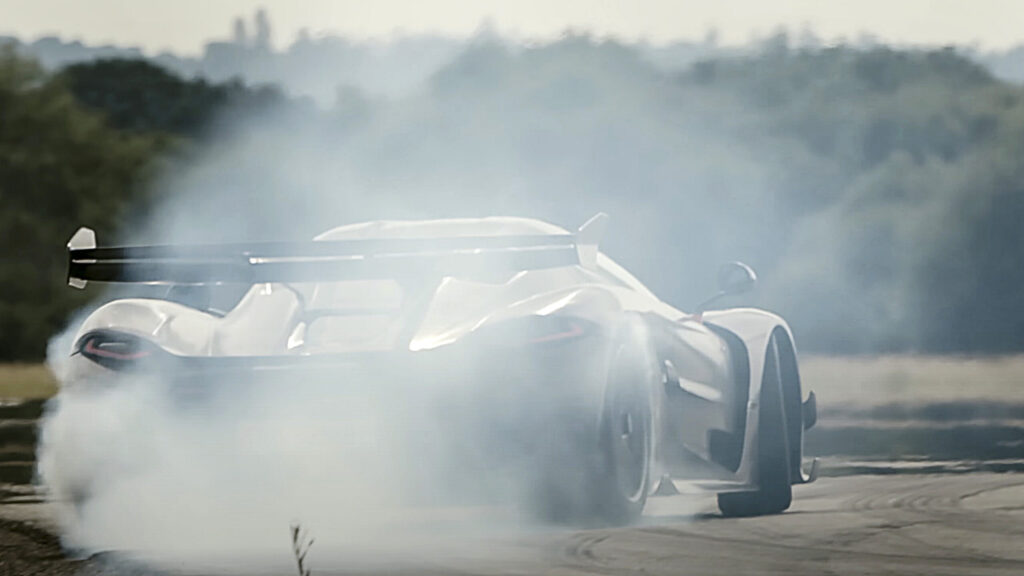 Koenigsegg Jesko Attack bakifrån på banan med mycket gummirök.