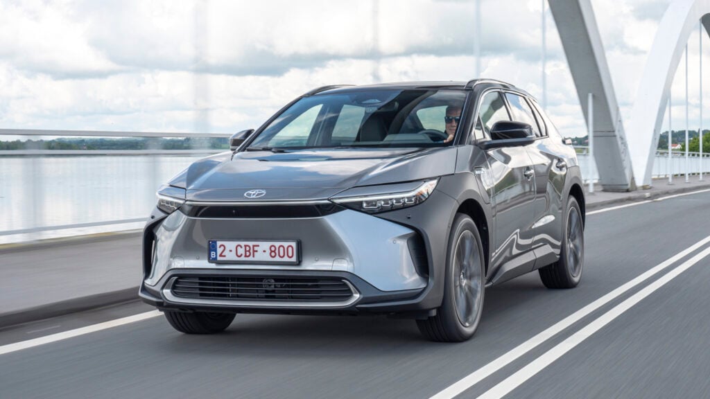 Toyota bZ4X kör över en bro.