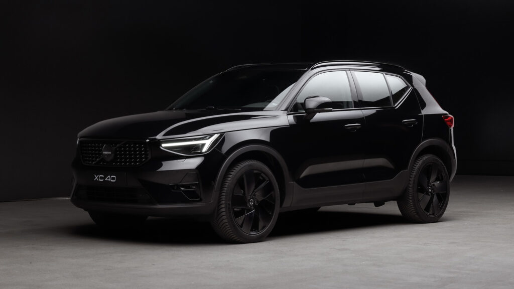 Svart Volvo XC40 Recharge Black Edition.