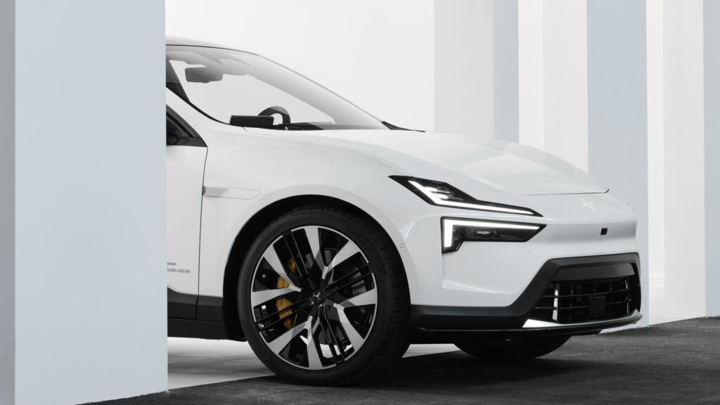 Fronten av en vit Polestar 4.