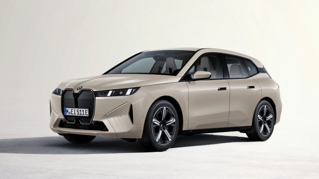 BMW I3, en elektrisk bil, visas i en studioscenarietto (AI text)