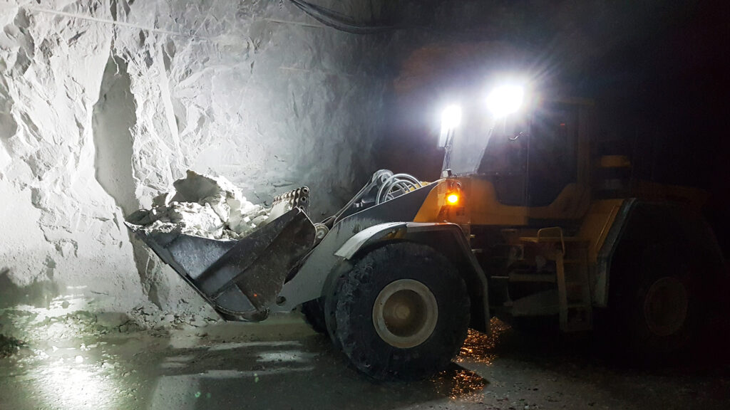 Brytning av dolmit i gruva.