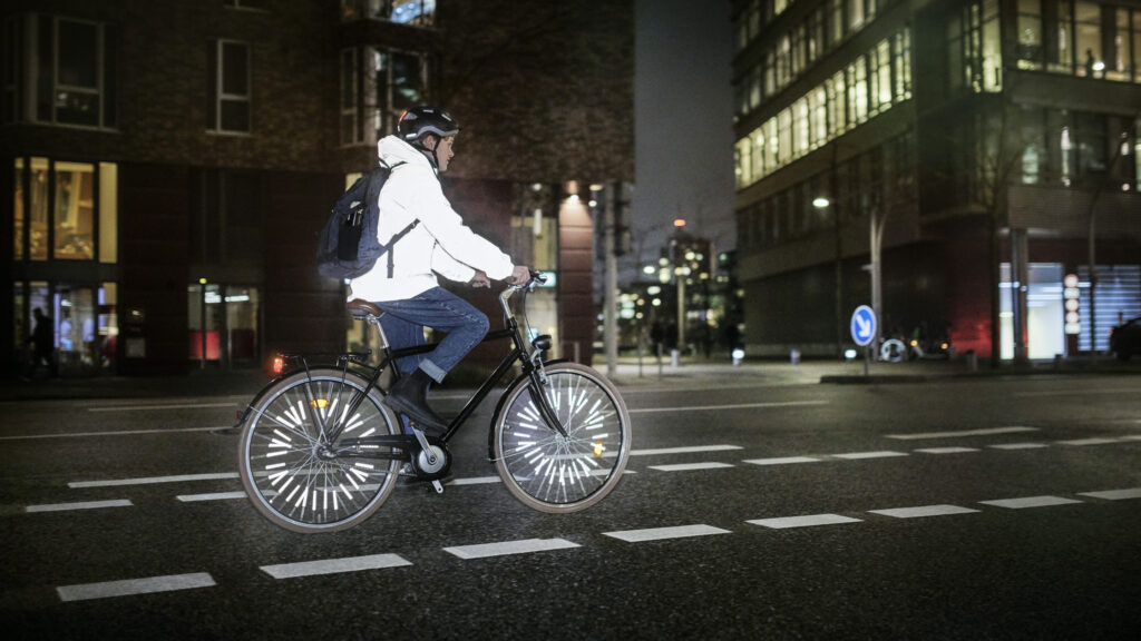 Cyklist med reflexjacka.