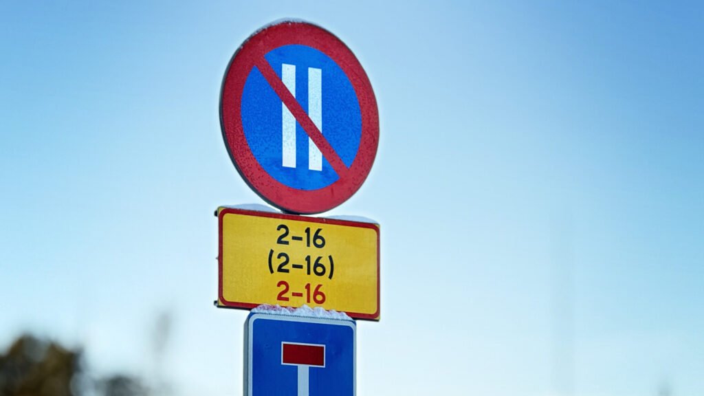 Vägskylt om datumparkering