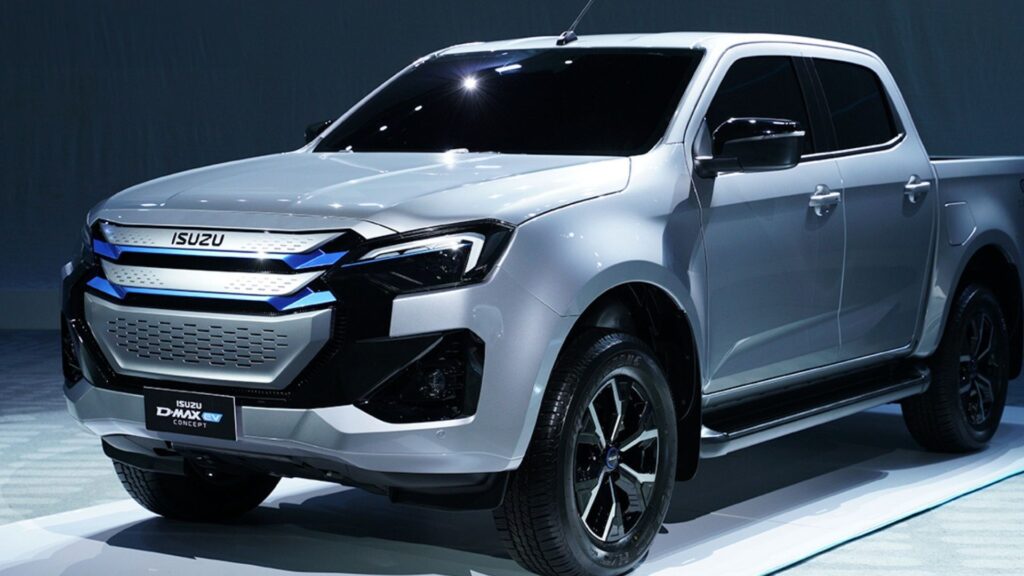 Isuzu D-Max BEV i silver, en helelektrisk pickup med modern design och fyrhjulsdrift, står på en utställning.