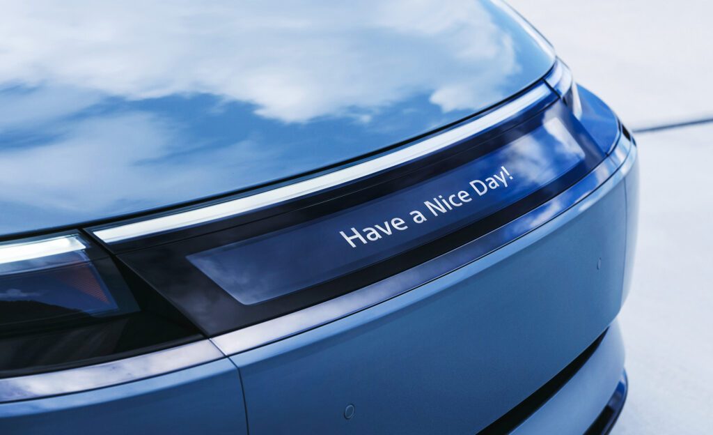 Fronten med en lcd-skärm där det står "Have a nice day"