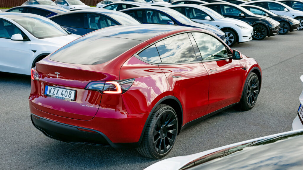 Röd Tesla Model Y snett bakifrån