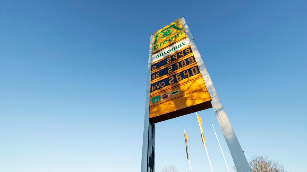 Preem-skylt med drivmedelspriser.