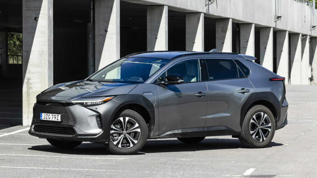 Toyota bZ4X snett framifrån