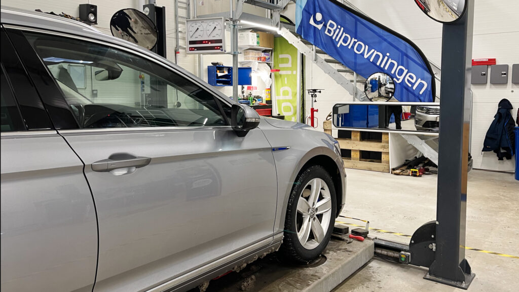 Silverfärgad Volkswagen Passat hos Bilprovningen.