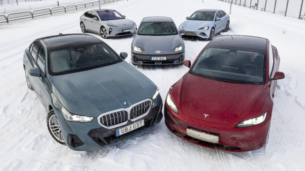 Fem elbilar uppställda på snö.