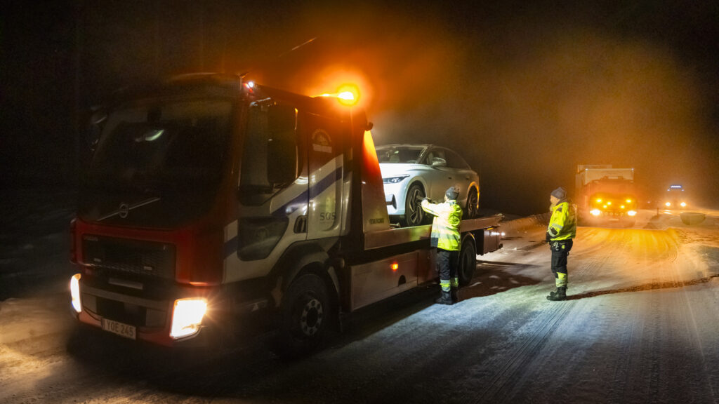 Bärgningsbil och TMA-bil på vinterväg.