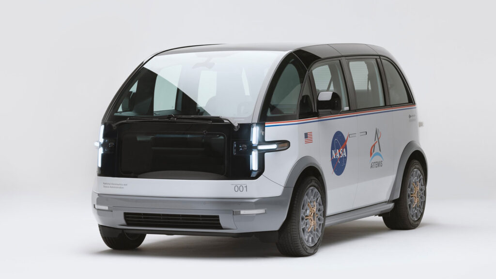 En bil visas mot ett vitt bakgrund. (AI text)