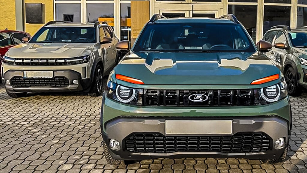 Nya Dacia Duster och Lada T-134 sida vid sida.
