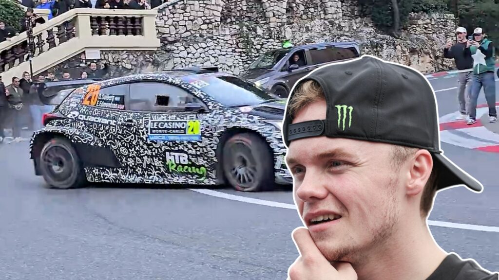 Oliver Solberg kör sin Toyota Rally2 i en bredsladd genom Fairmont-hårnålen i Monaco under Monte Carlo-rallyt, medan åskådare tittar och fotograferar. Infälld bild visar Solberg med keps och Monster Energy-logotyp.