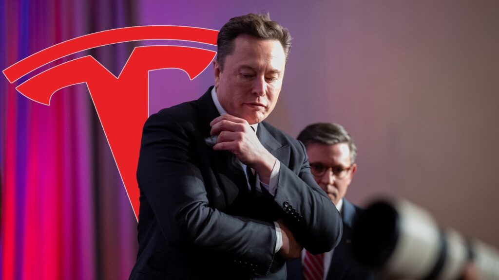 Elon Musk står på scen under en presentation. Tesla-logotypen syns som ett montage i bakgrunden. Diskussioner pågår kring hans ledarskap och varumärkets framtid.