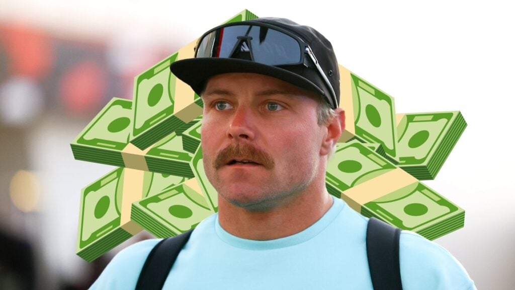 En man med ett skägg och en hatt står framför en hög pengar. (AI text)