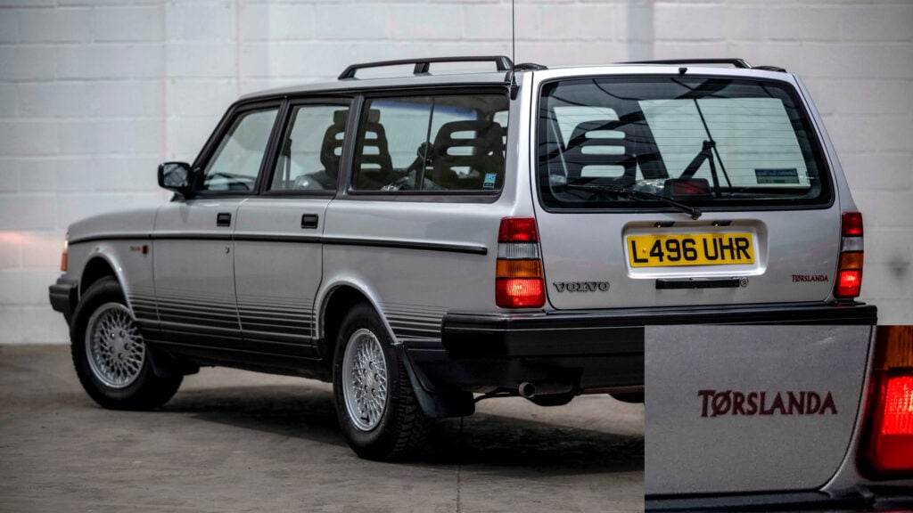 silverfärgad Volvo 245 Tørslanda snett bakifrån.