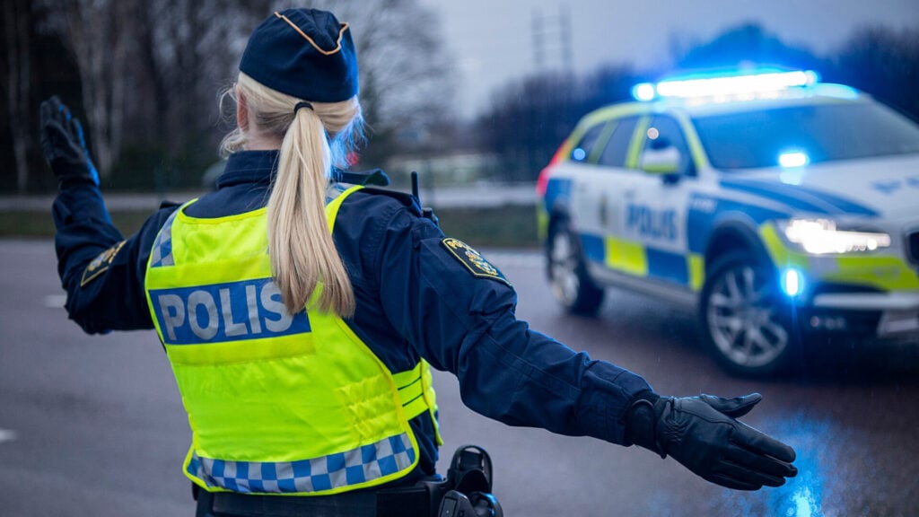 Polis vinkar in trafik