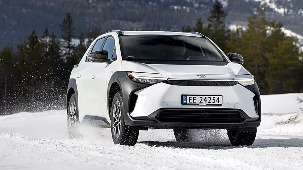 Vit Toyota bZ4X på snö.