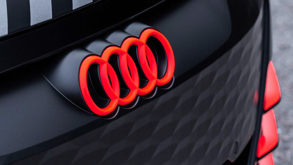 Röd Audi-logga i grillen på en svart bil