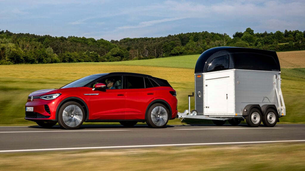 Röd Volkswagen ID. 4 GTX med hästsläp.