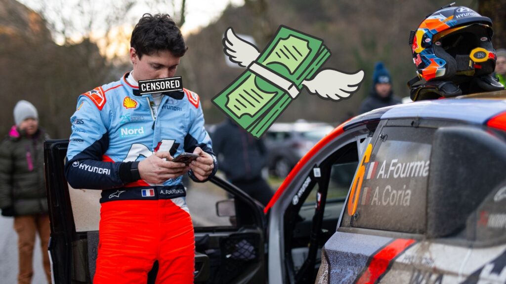 WRC-föraren Adrien Fourmaux står vid sin Hyundai-rallybil och tittar på sin telefon. En ‘CENSORED’-symbol täcker hans mun, och en tecknad flygande pengasymbol illustrerar böterna han fick av FIA efter en svordom i direktsändning under Svenska Rallyt.