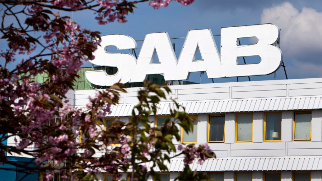 Fabriksbyggnad med stor Saaan-logga