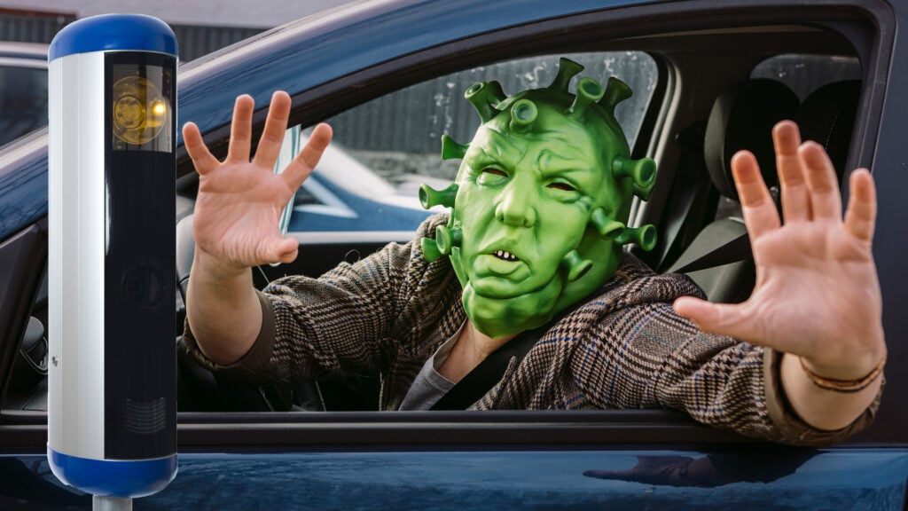 Man med grön mask i en bil.