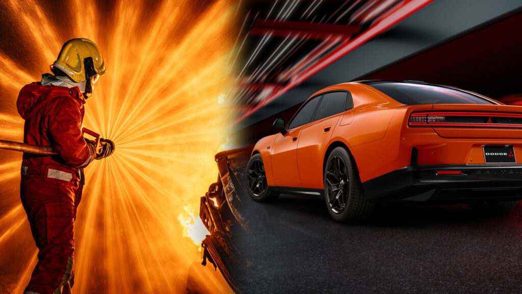 Brandman som släcker bilbrand och elbilen Dodge Charger Daytona EV med ljud-avgasrör.