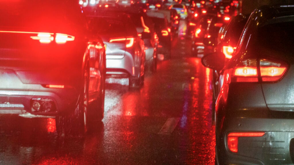 Bilkö med bilar med tända bromsljus.