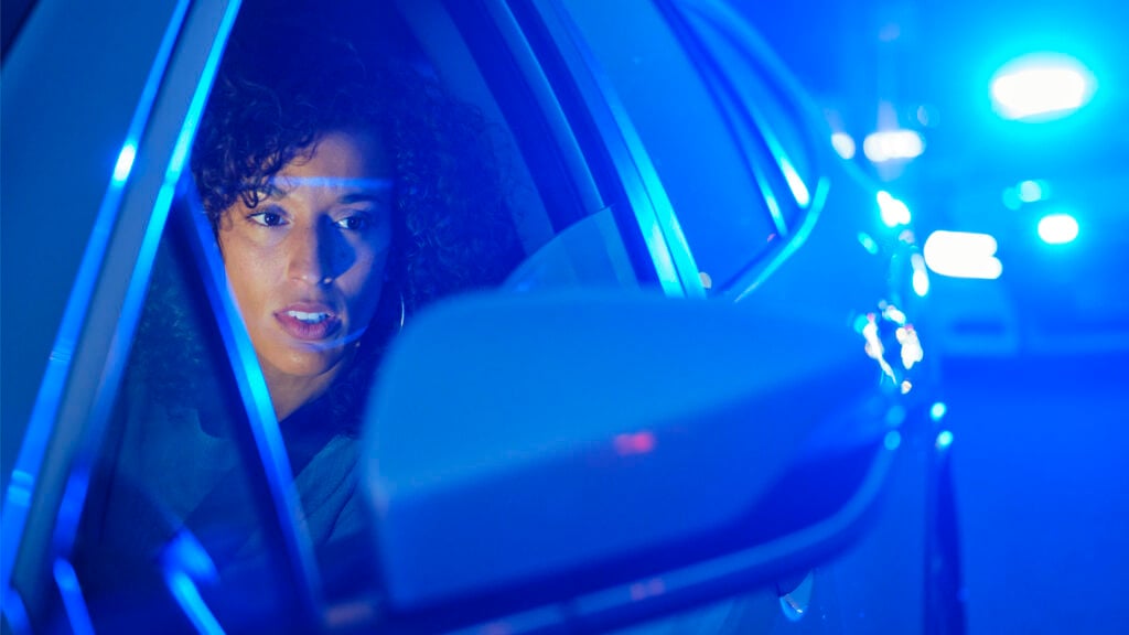 Kvinna i bil stannad av polis