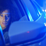 Kvinna i bil stannad av polis