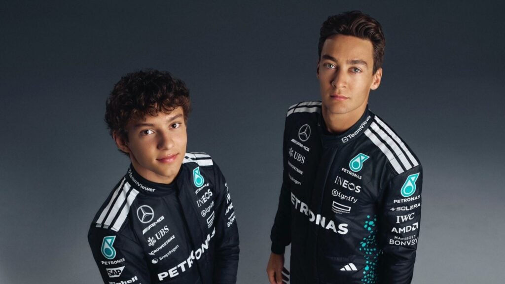 Kimi Antonelli och George Russell poserar i Mercedes nya racingdräkter designade av Adidas, med teamets klassiska färger och moderna detaljer.