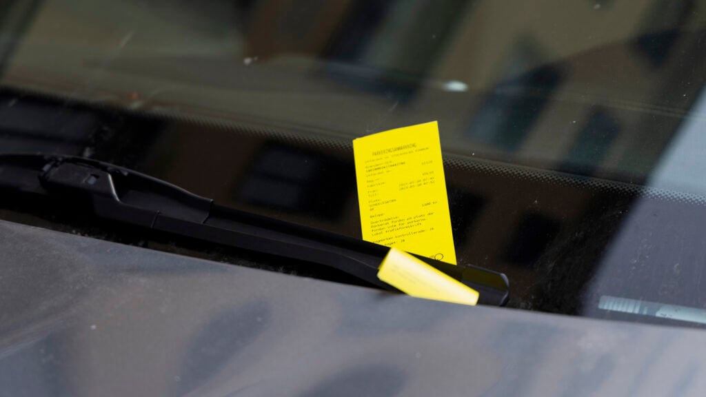 Gul p-bot på vindruta