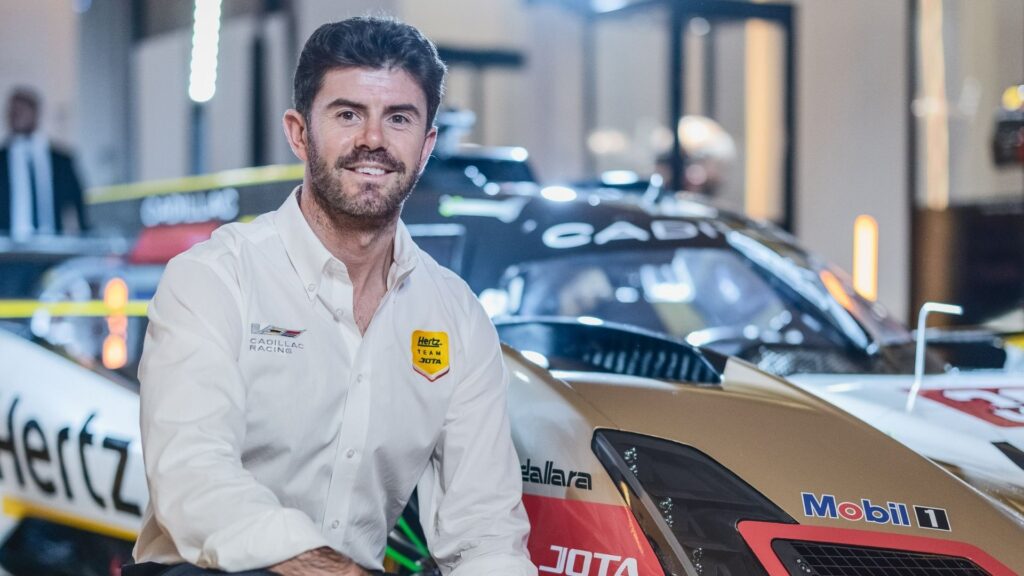 Norman Nato i vit Cadillac Racing-skjorta framför sin Hypercar från Hertz Team Jota, fotograferad inför WEC-premiären 2025.