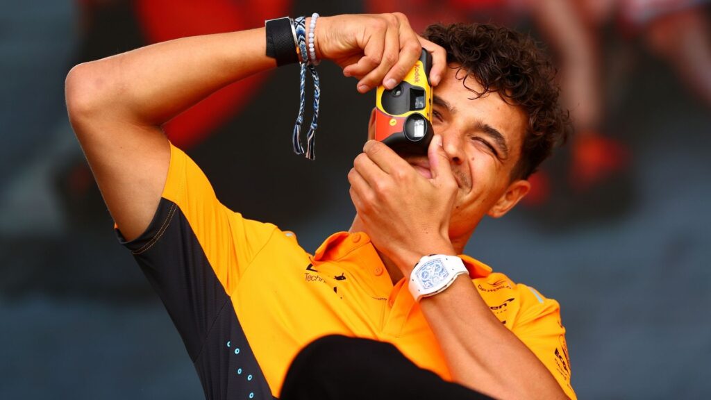 En man tar en självfoto med en kamera. (AI text)