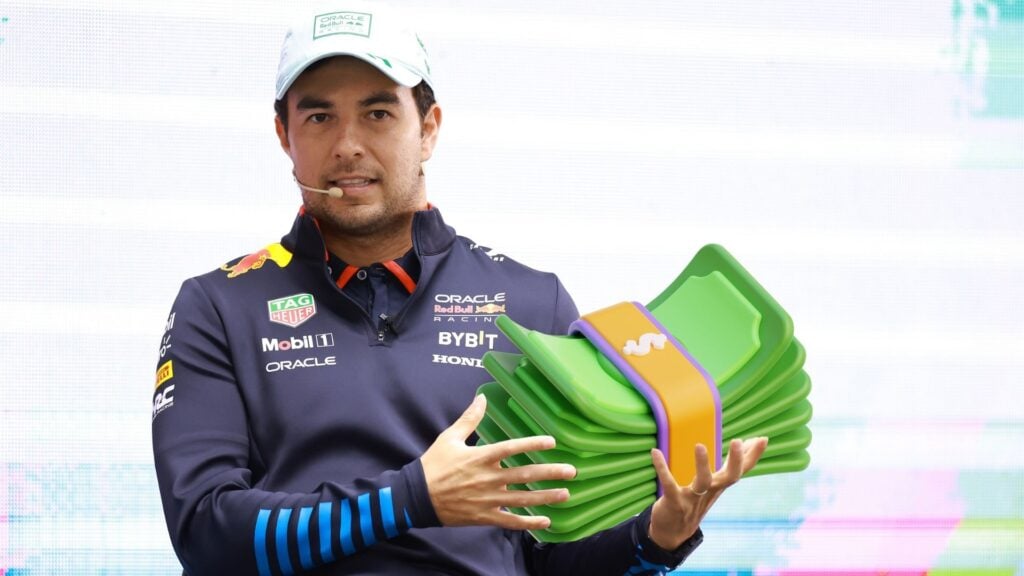 Sergio Pérez i Red Bull-kläder håller en illustration av en bunt med pengar, vilket symboliserar de stora sponsoravtal som försvinner med honom.