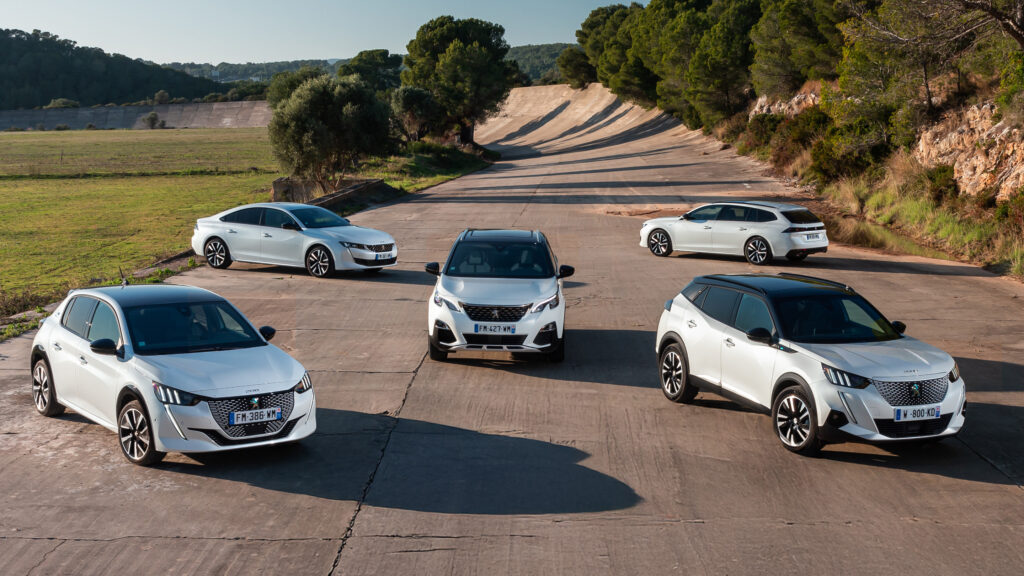 fyra vita bilar parkerade på en väg (AI text)