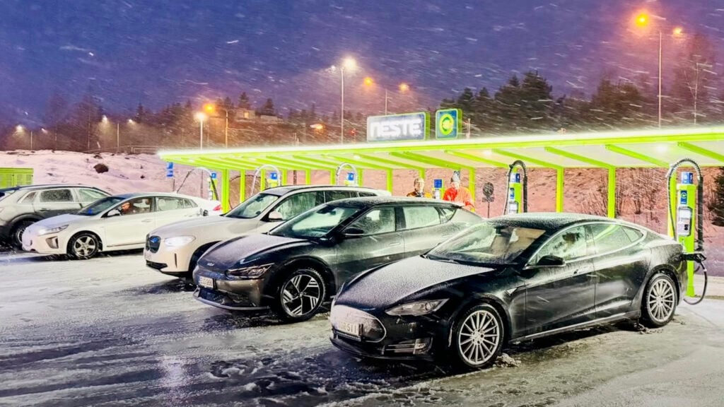 En grupp bilar parkerade i en garageuppfart på natten. (AI text)